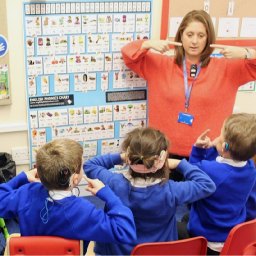 صلاحية المناهج التعليمية للأطفال ذوي الإعاقة السمعية في الأردن من عمر 10-4 سنوات